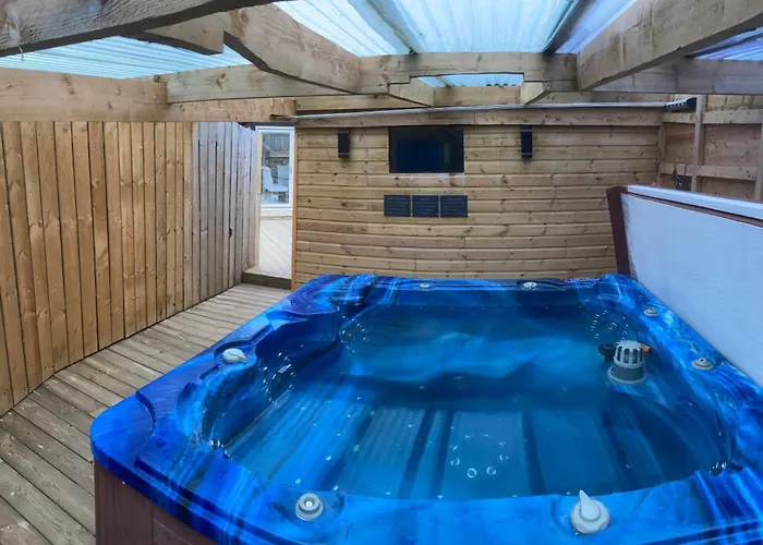 Winnie Cottage - Hot Tub, Games Room, Sauna, Large Garden
