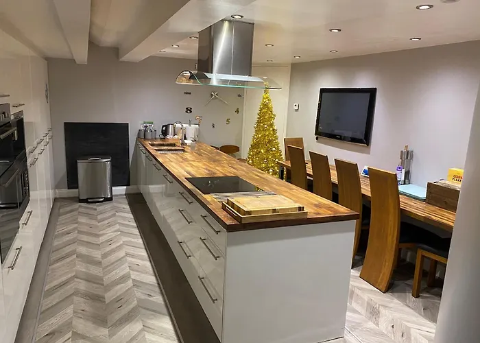 Winnie Cottage - Hot Tub, Games Room, Sauna, Large Garden